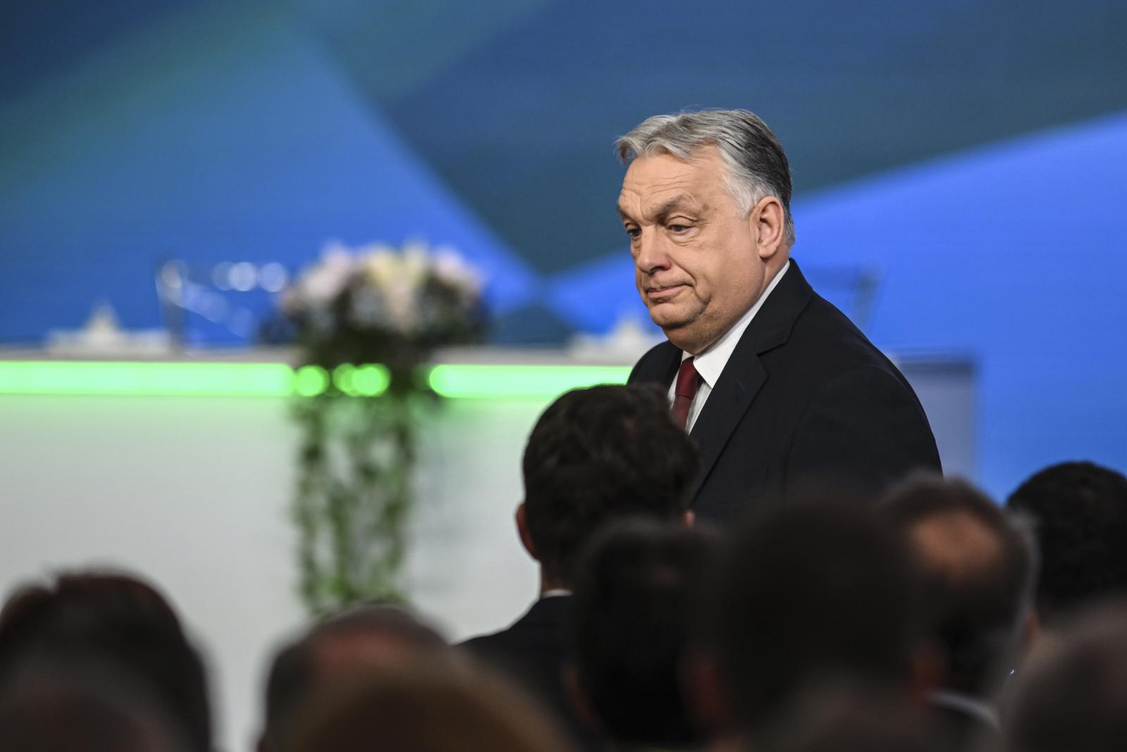 Orbán Viktor bejelentette, hogy védett árat vezetnek be a benzinre és a gázolajra