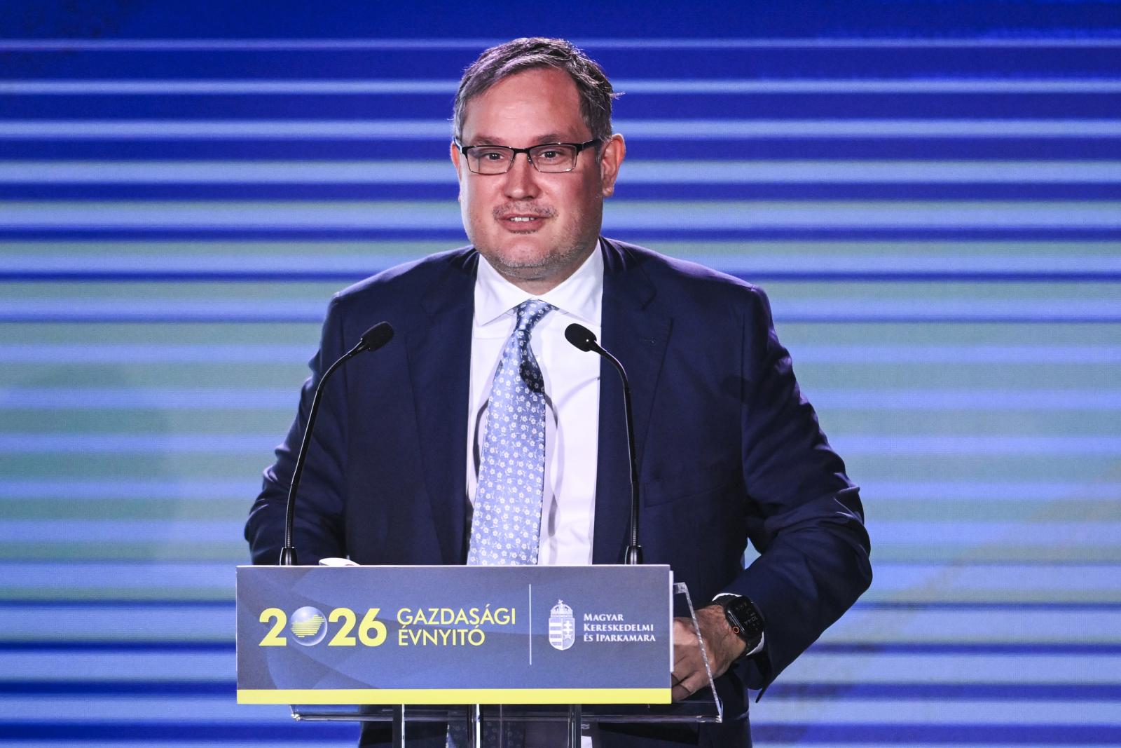 Havi 10 millió forintnál is többet keres a Nemzetgazdasági Minisztérium egyik államtitkára, annyi állása van