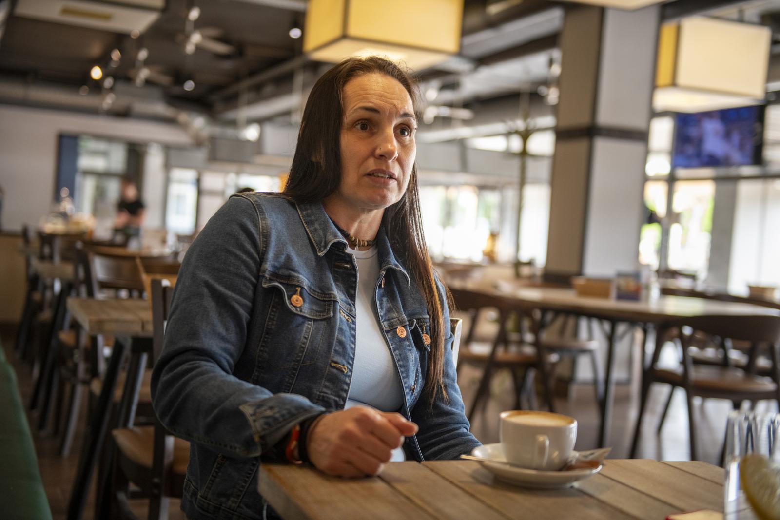 „A perindításhoz szükséges szülői minőséggel nem rendelkezik” – Így hurcol meg az elhelyezésért küzdő anyákat a magyar gyermekvédelmi rendszer