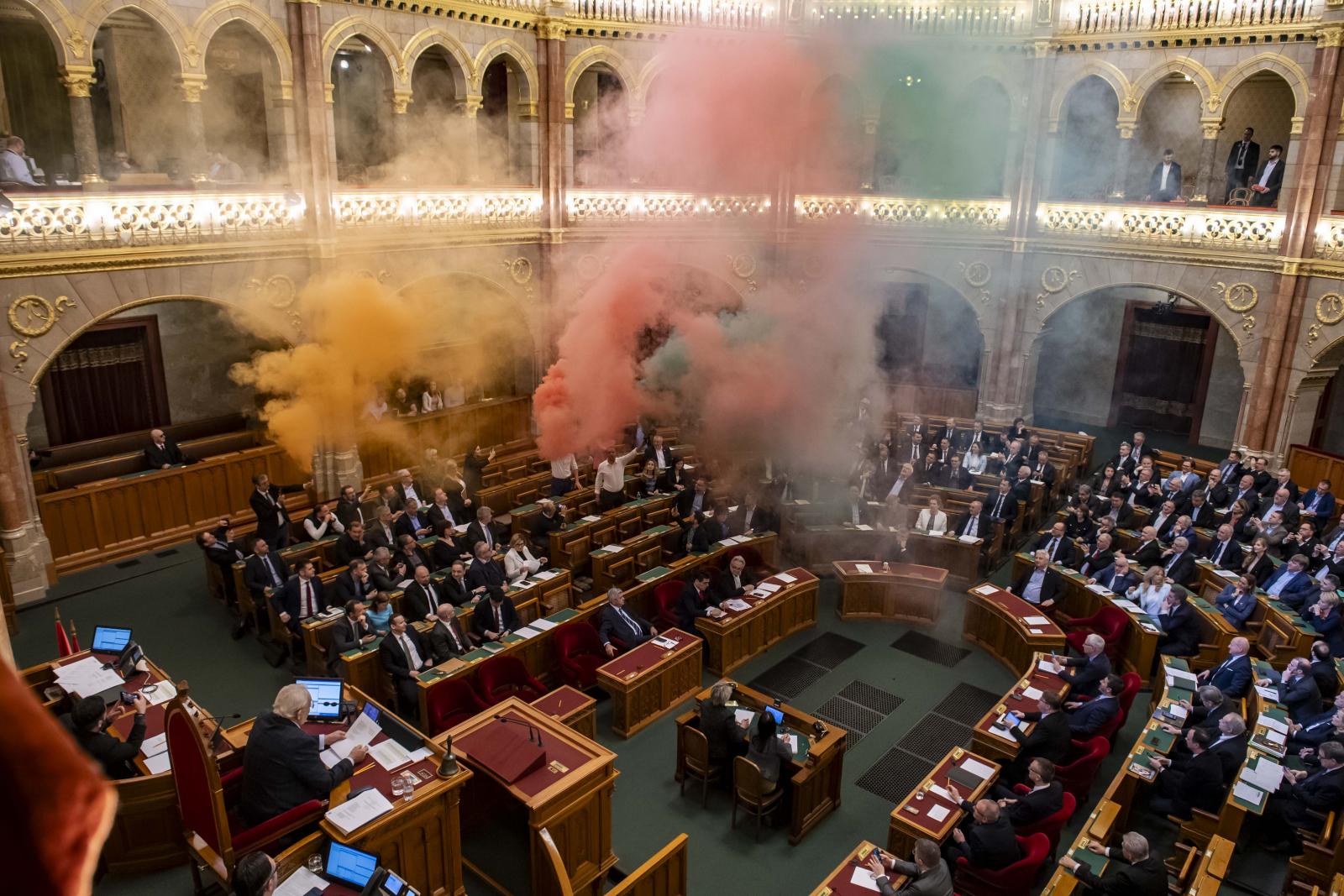 Bedő Dávid úgy tudja, nyomozás folyik ellenük, amiért tavaly füstgyertyákat gyújtottak a parlamentben