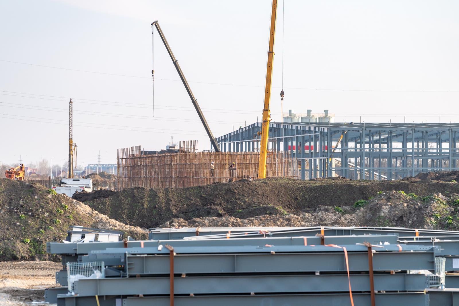 Alapvető munkavédelmi előírásokat szeghetnek meg a szegedi BYD-gyár építésén