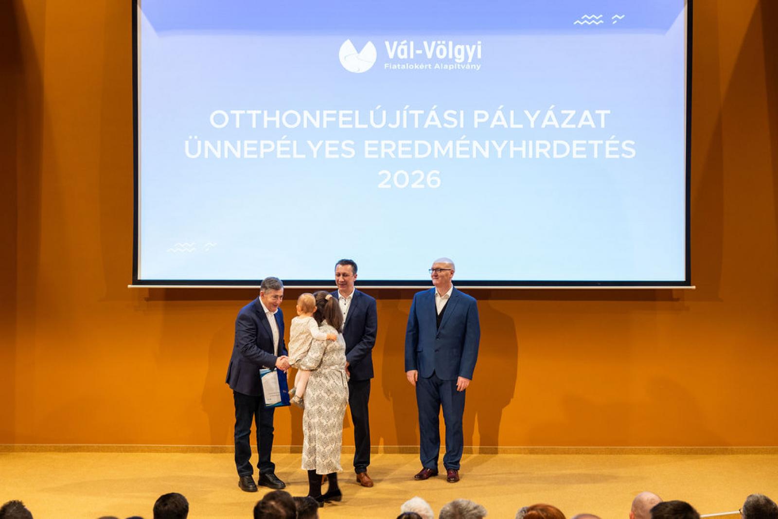 Mészáros Lőrinc 124 és fél milliós otthonfelújítási támogatást osztott ki Felcsút környékén