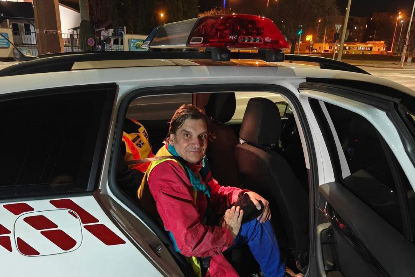 Házkutatást tartottak a kormányplakátokat „kijavító” pécsi jogásznál