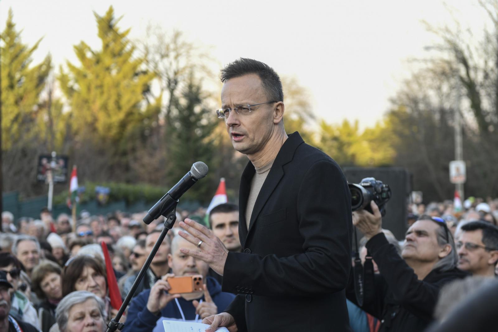 Megkérdeztük a Fidesz Ukrajna-ellenes tüntetőit, kinek a hibája, hogy Magyarország zsarolható az orosz kőolajfüggőség miatt. Azt mondták, egyértelműen a Tisza Párté