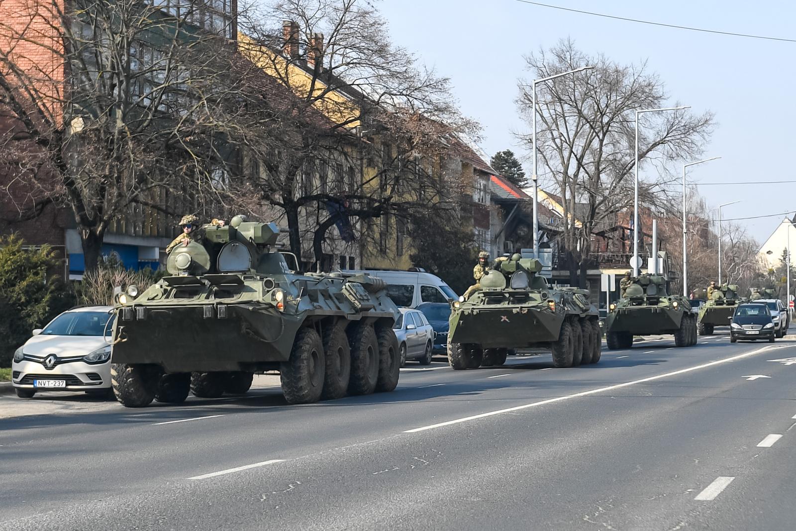 Katonák az utcákon