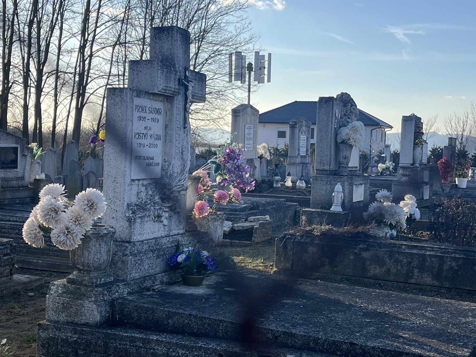 A holtakban is több energia van, mint amit a csomádi család generátora termel: inkább lekapcsolták, ne fogyasszon áramot. Már csak a nyomozás erőfeszítéseiben bízhatnak