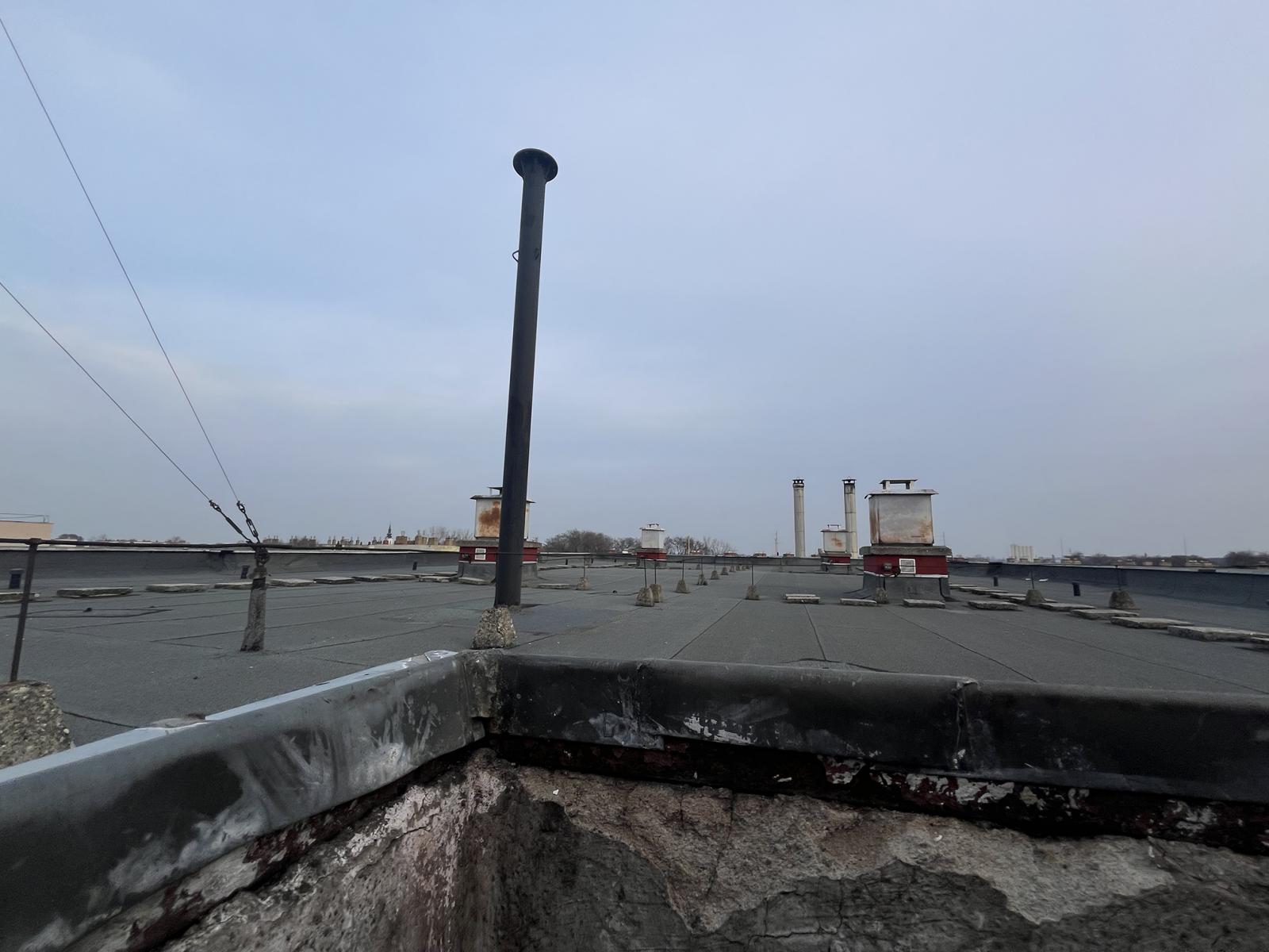 Egy 5 kW-os szélgenerátor fél tonnáját sem biztos, hogy elbírná, de 6 tonnás 50 kW-osra lett volna szükség. Ezt nem szállította le a Wind-Electric, és nincs rá ismert bizonyíték, hogy egyáltalán képes lett volna ilyet bármikor is gyártani