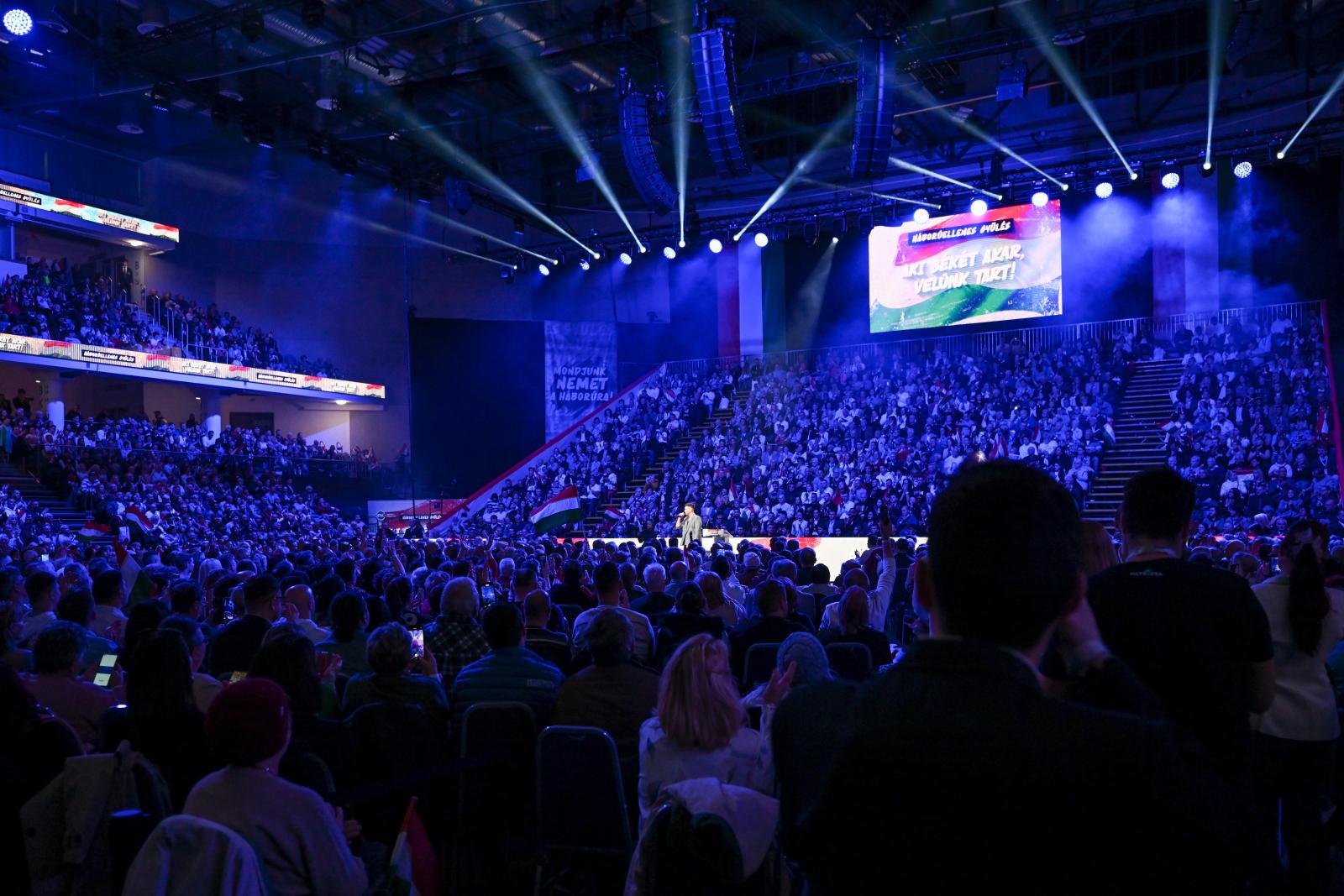 „Halál” – üzente Volodimir Zelenszkijnek az Oroszországból Magyarországra hozott kárpátaljai hadifogoly a debreceni DPK-gyűlésen