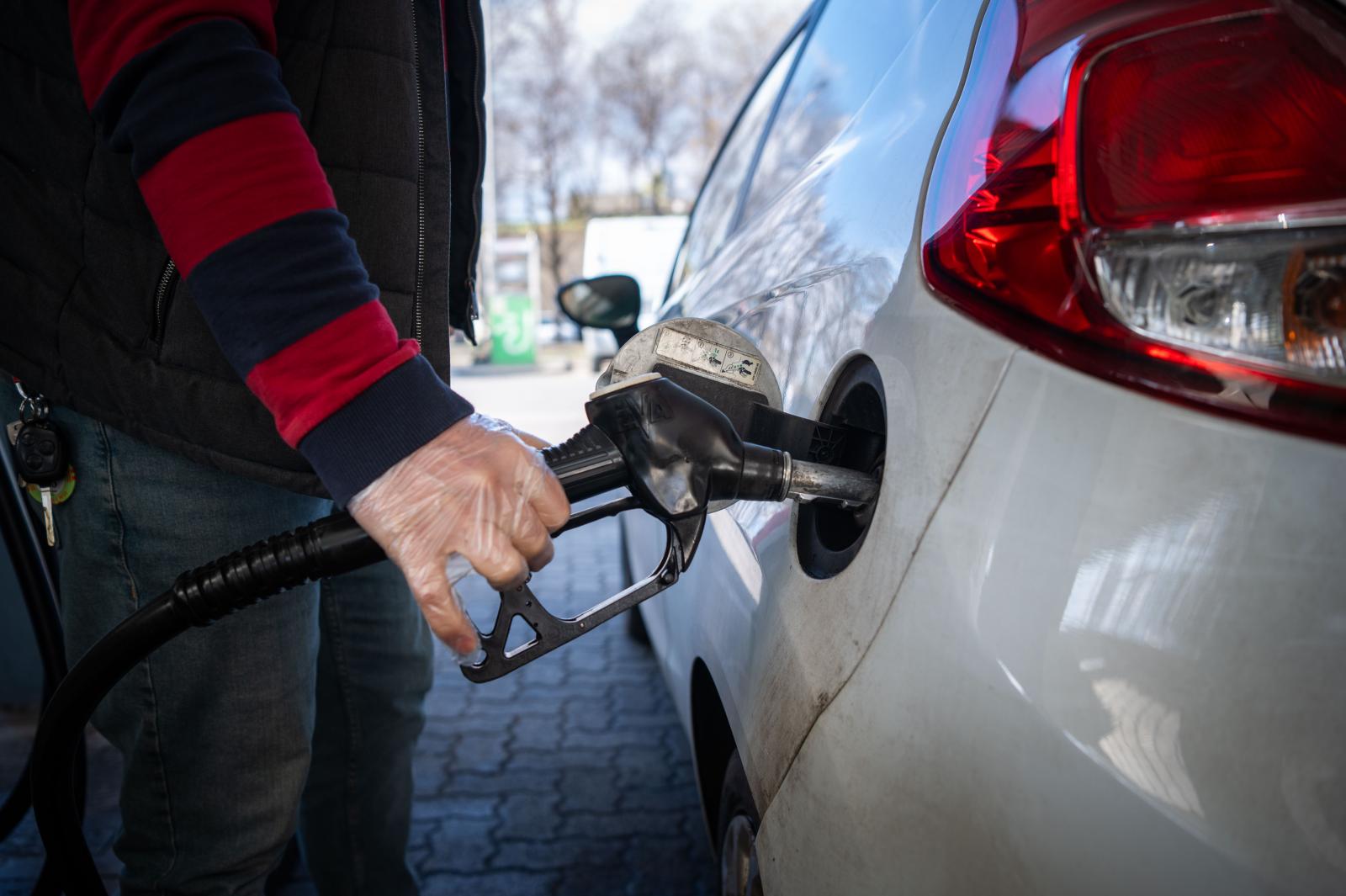 220 millióért autóztak közpénzből tavaly a parlamenti képviselők, az ellenzékiek kanyarban sem voltak a fideszesekhez képest