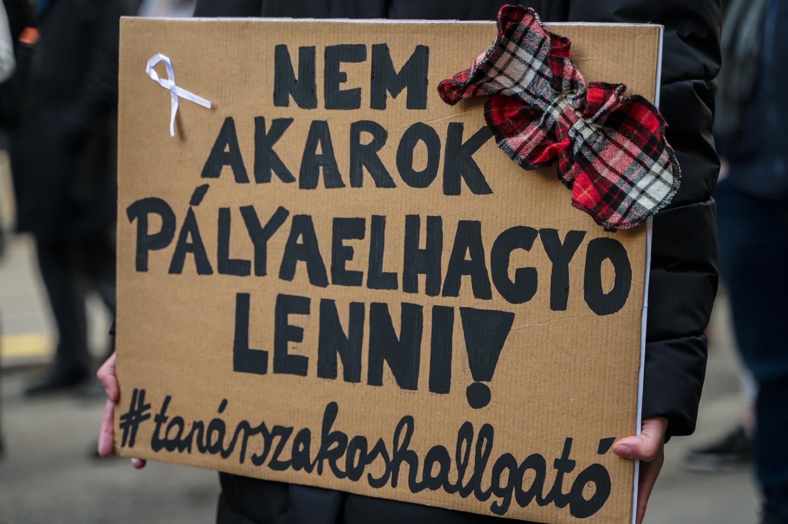 Egyre többet túlóráznak a tanárok, az Oktatási Hivatalban „többlettanításra” változtatták a „túlóra” kifejezést, miután kérdezősködni kezdtünk