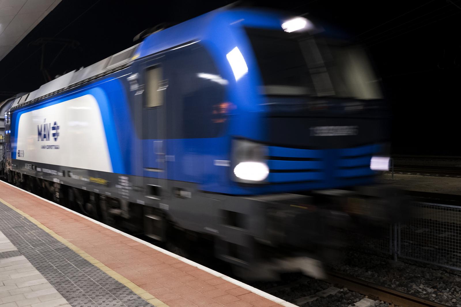 A műszaki ellenőrzés még nem zárult le, mégis elindult a teherforgalom a Budapest–Belgrád vasútvonalon