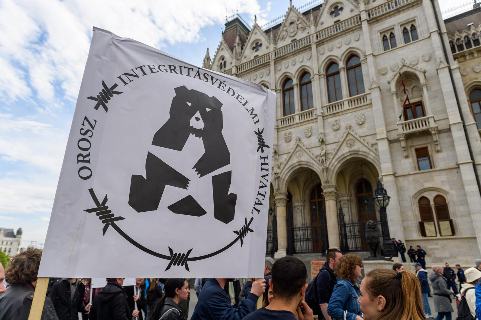 Az orosz medve nem csak figyel, aktívan be is avatkozik a választásba