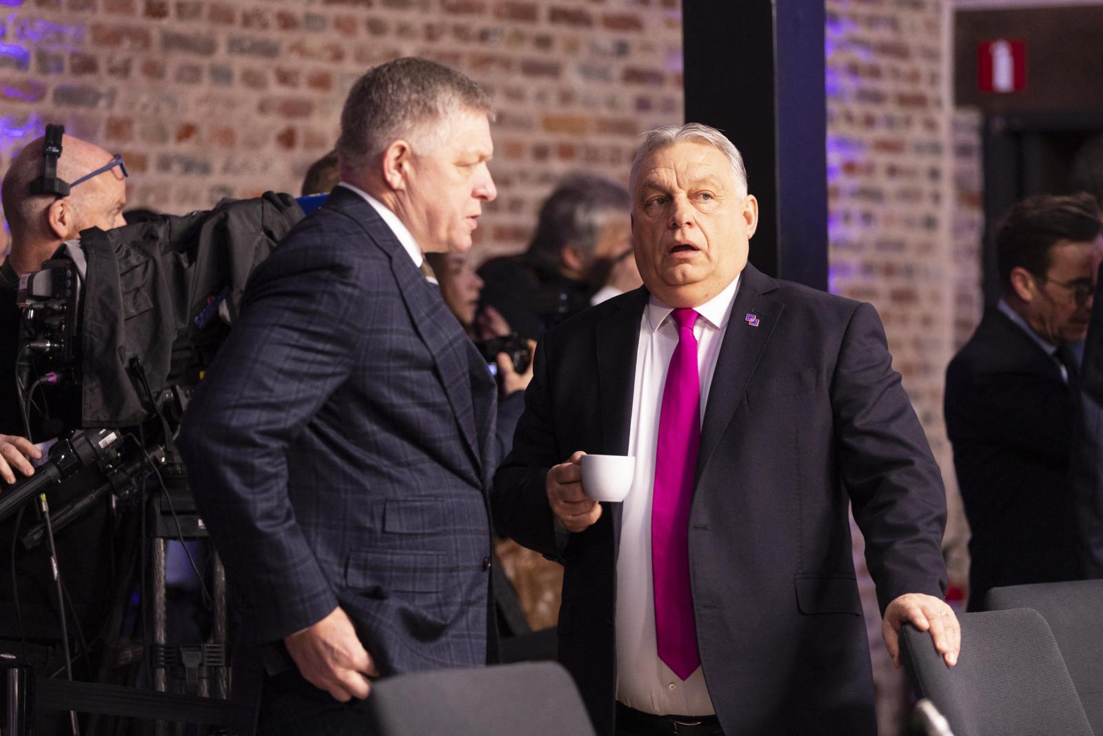 Politico: Több uniós országnak már megvan a terve arra az esetre, ha Orbán Viktor és Robert Fico tovább blokkolja az Ukrajnának szánt hitelt