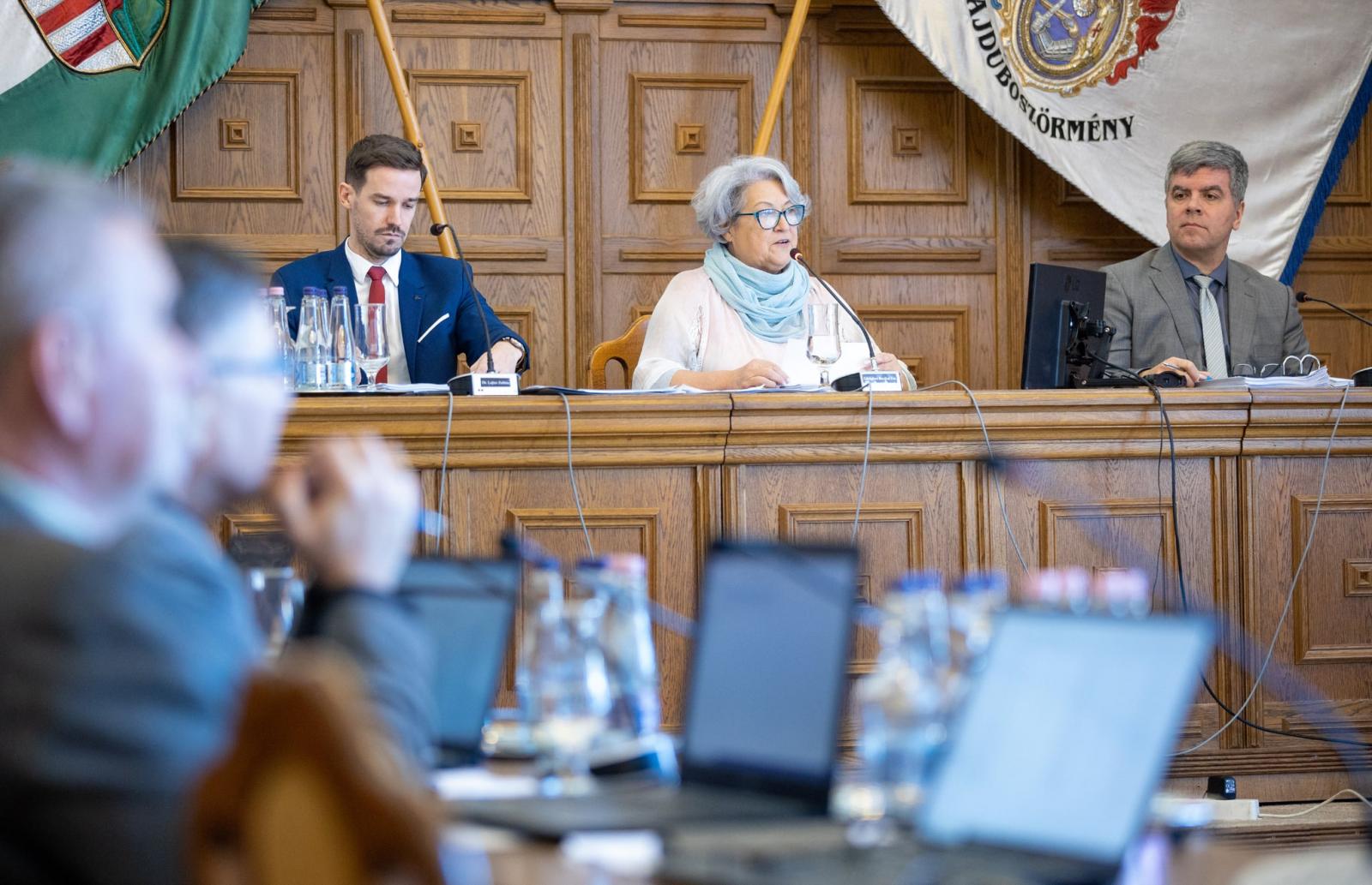 A fideszes vezetés idején olyan feladatokra is pluszpénz járt Hajdúböszörményben, amely valójában az érintettek munkakörébe tartozott