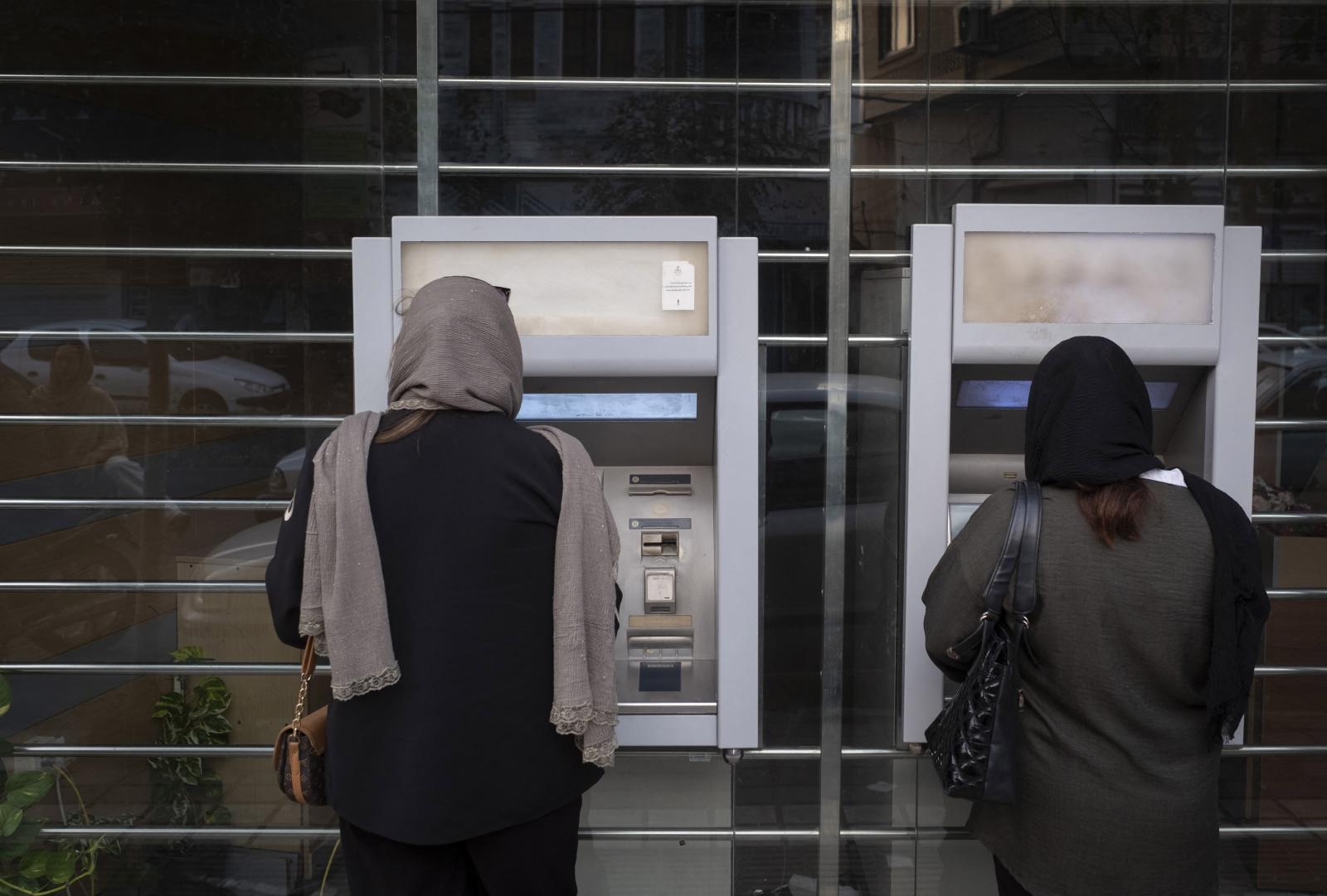 Az iráni Forradalmi Gárda jelezte, Izraelhez és az Egyesült Államokhoz köthető pénzintézeteket vehet célba