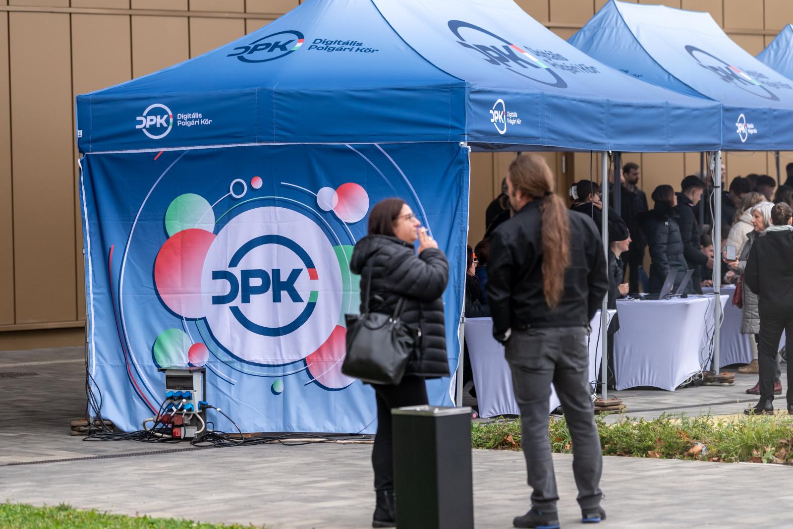 Leállították a Fidesz-támogató trollfarm hirdetéseit, éppen azután, hogy megjelent róla egy cikk