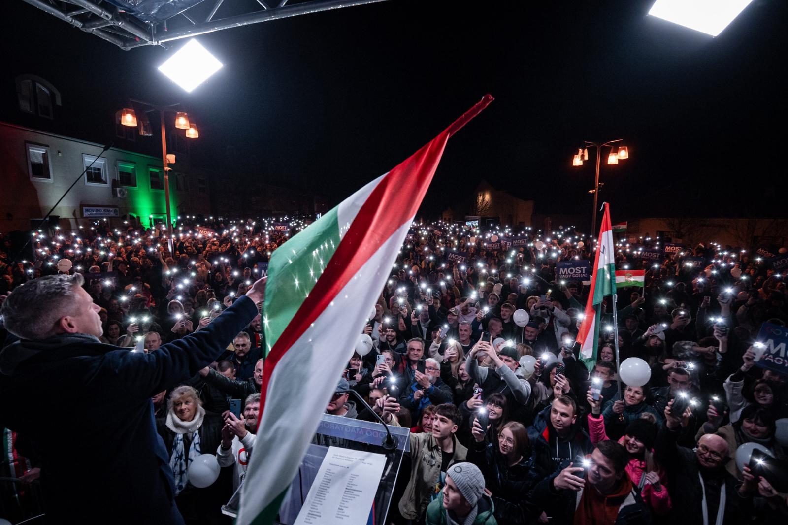 Orbán Viktor tudja, hogy a mostani tábora nem elég a győzelemhez, de fordítani már aligha lesz képes