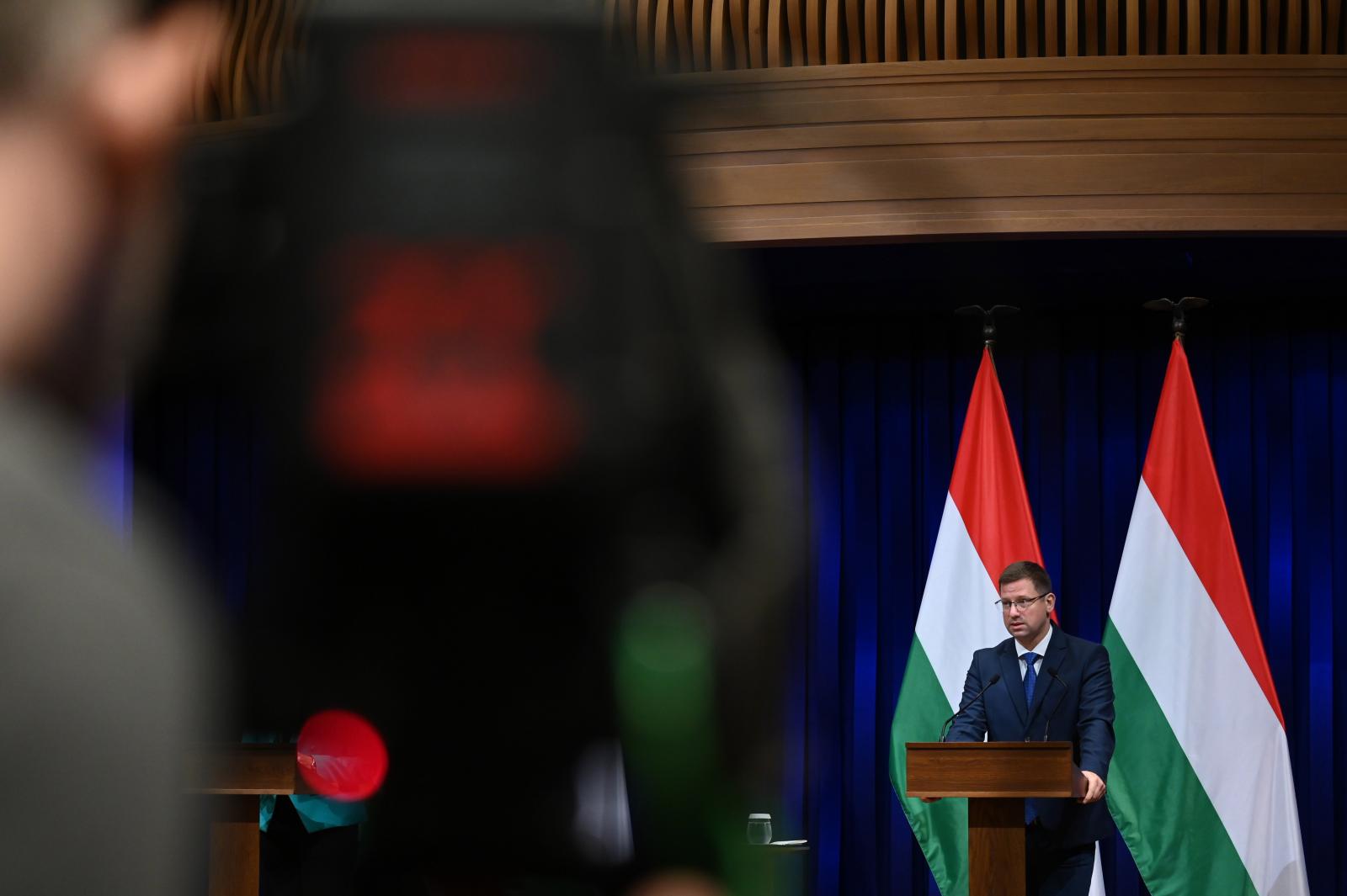 Gulyás Gergely szerint a Védelmi Tanács foglalkozik a kamuvideón elhangzó fenyegetéssel