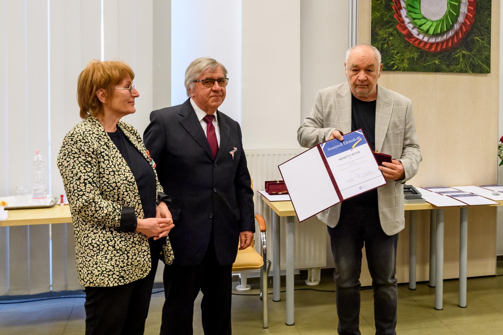 Átadták a MÚOSZ sajtódíjait, Németh Péter, a a Népszava főszerkesztője Aranytoll Életműdíjat kapott