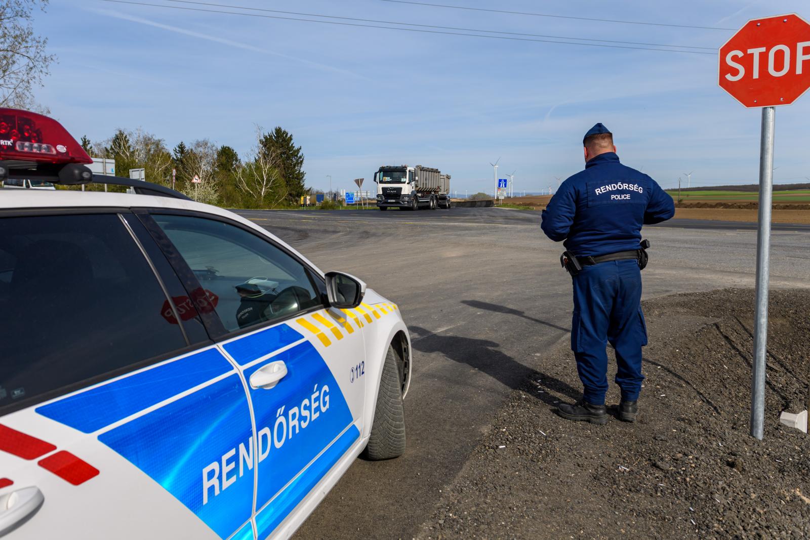 Gazdákat és fuvarozókat kérdeznek a rendőrök, hogy mennyi üzemanyagot tudnak tárolni