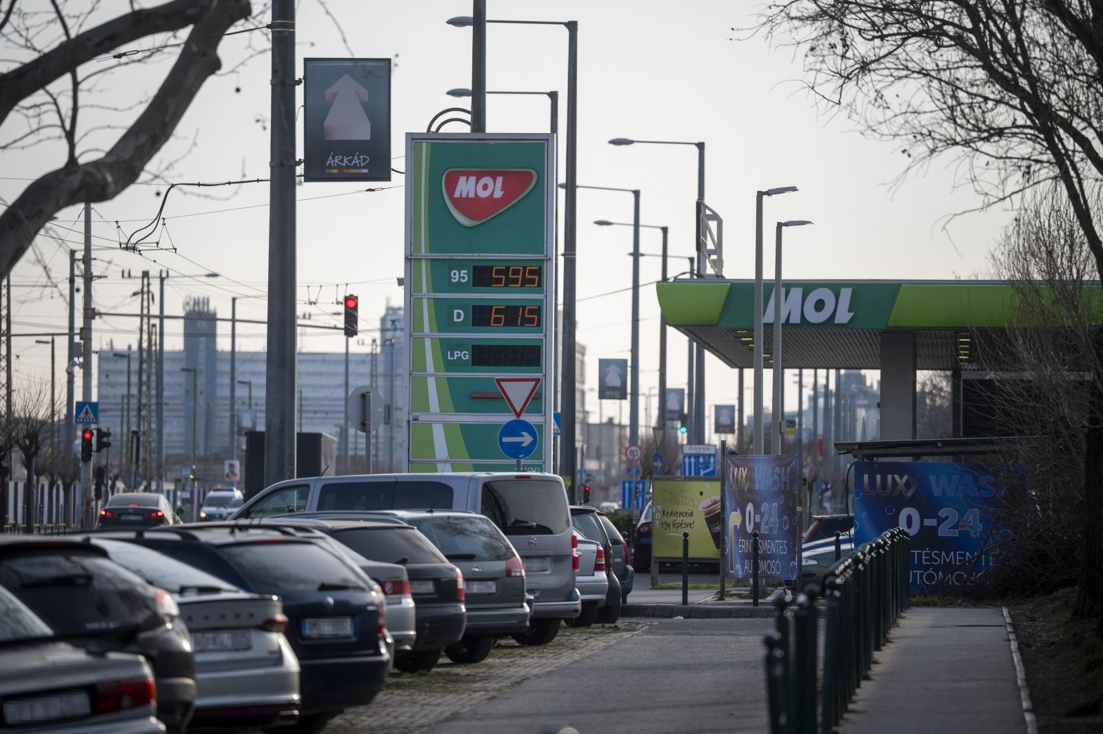 Megint módosította az Orbán-kormány a védett áras üzemanyagokról szóló szabályokat