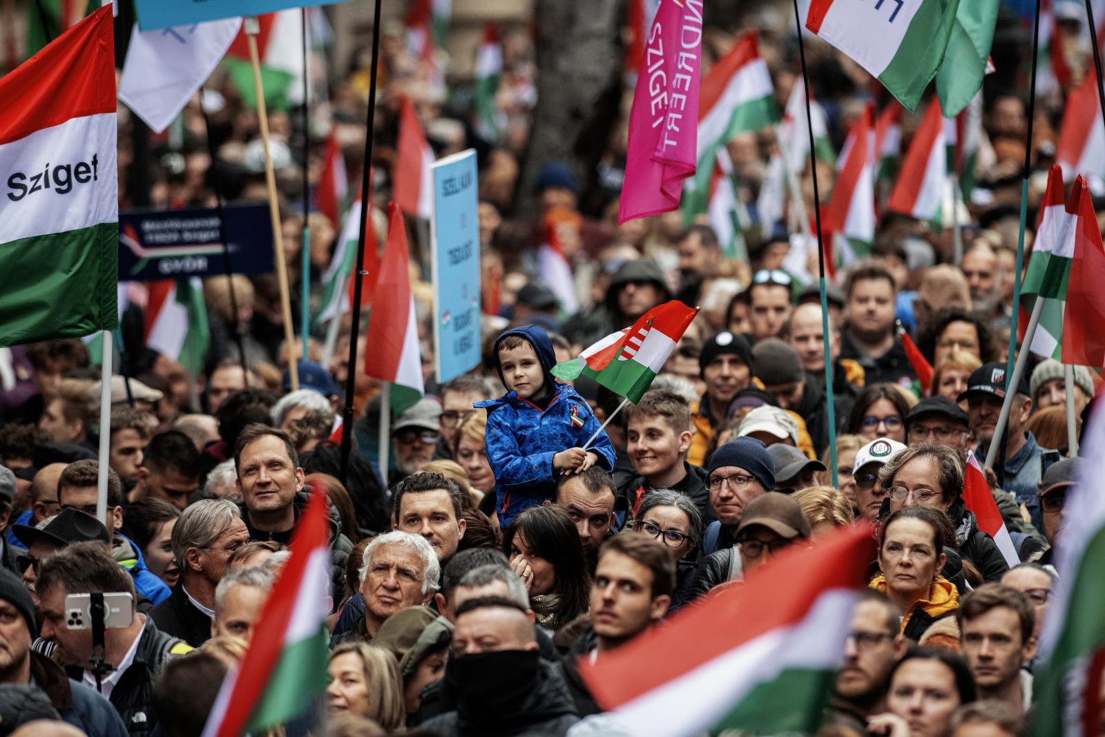 Március 15: Orbán Viktor még feljebb csavarhatja a háborús fenyegetést, ez az ünnep közelebb áll Magyar Péterhez