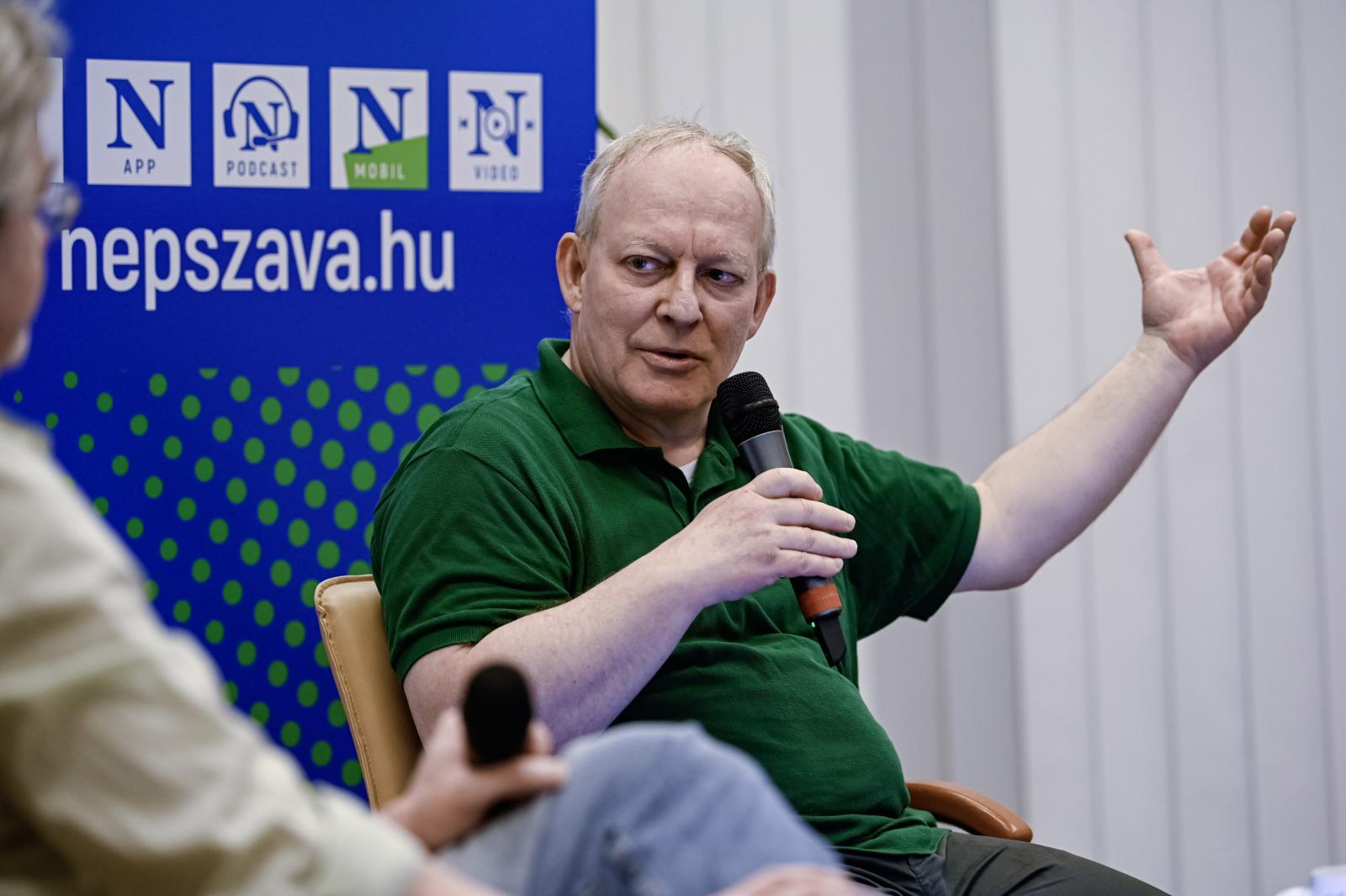 Tóka Gábor: Szokása a magyar közvélemény-kutatóknak, hogy hülyeségekkel traktálják a közönséget