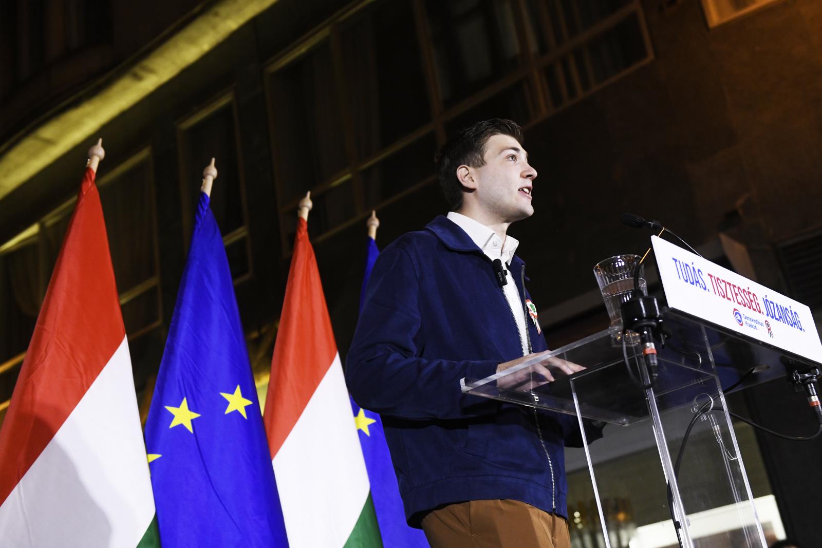 Éjjel akciózott a Demokratikus Koalíció, „Ruszkik haza!”, „Orbán=Putyin” feliratot fújták fel a Békemenet útvonalára