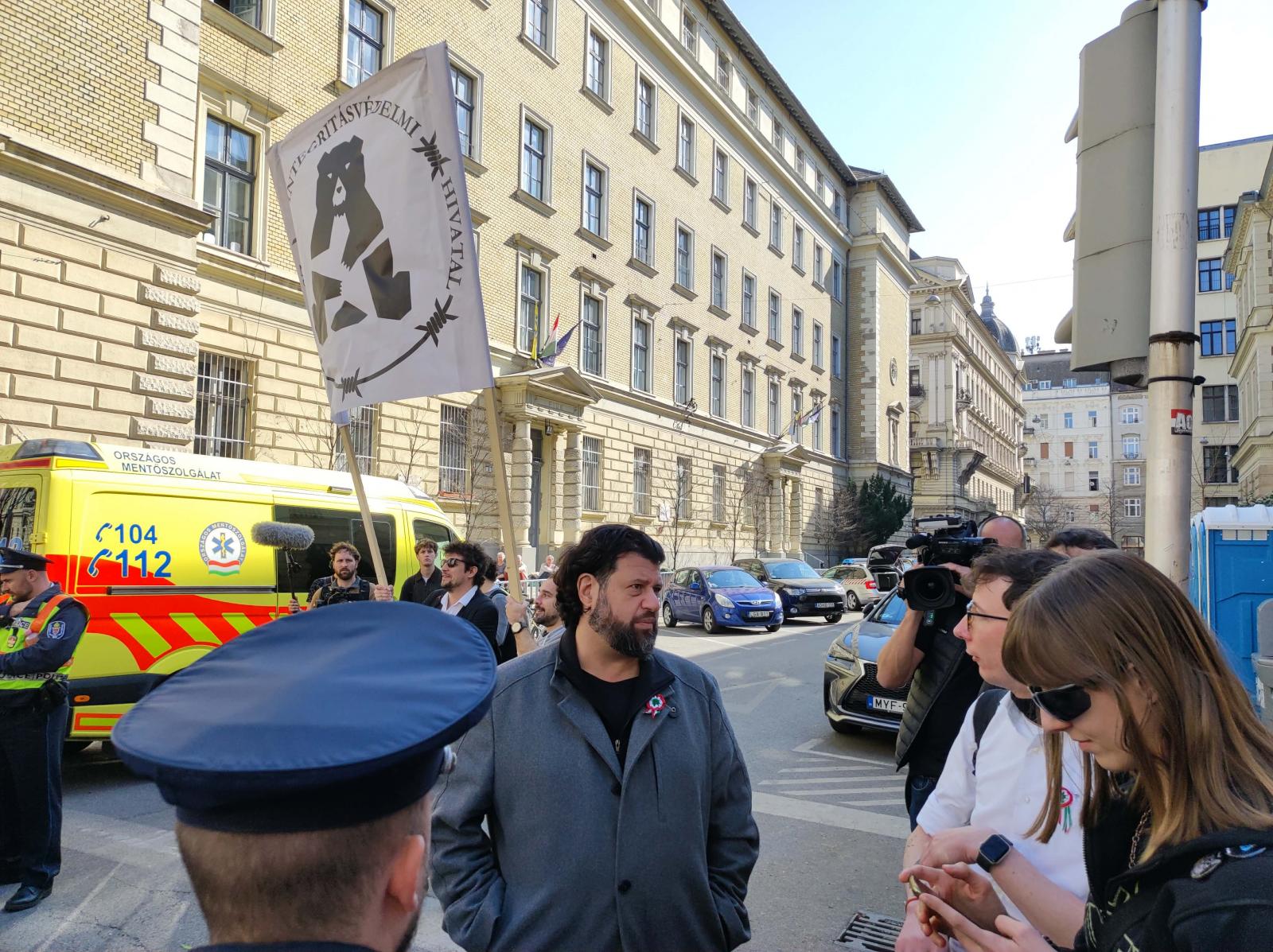 Puzsér Róbert ellentüntetést tart, kemény beszólásokat kap a Békemenet résztvevőitől