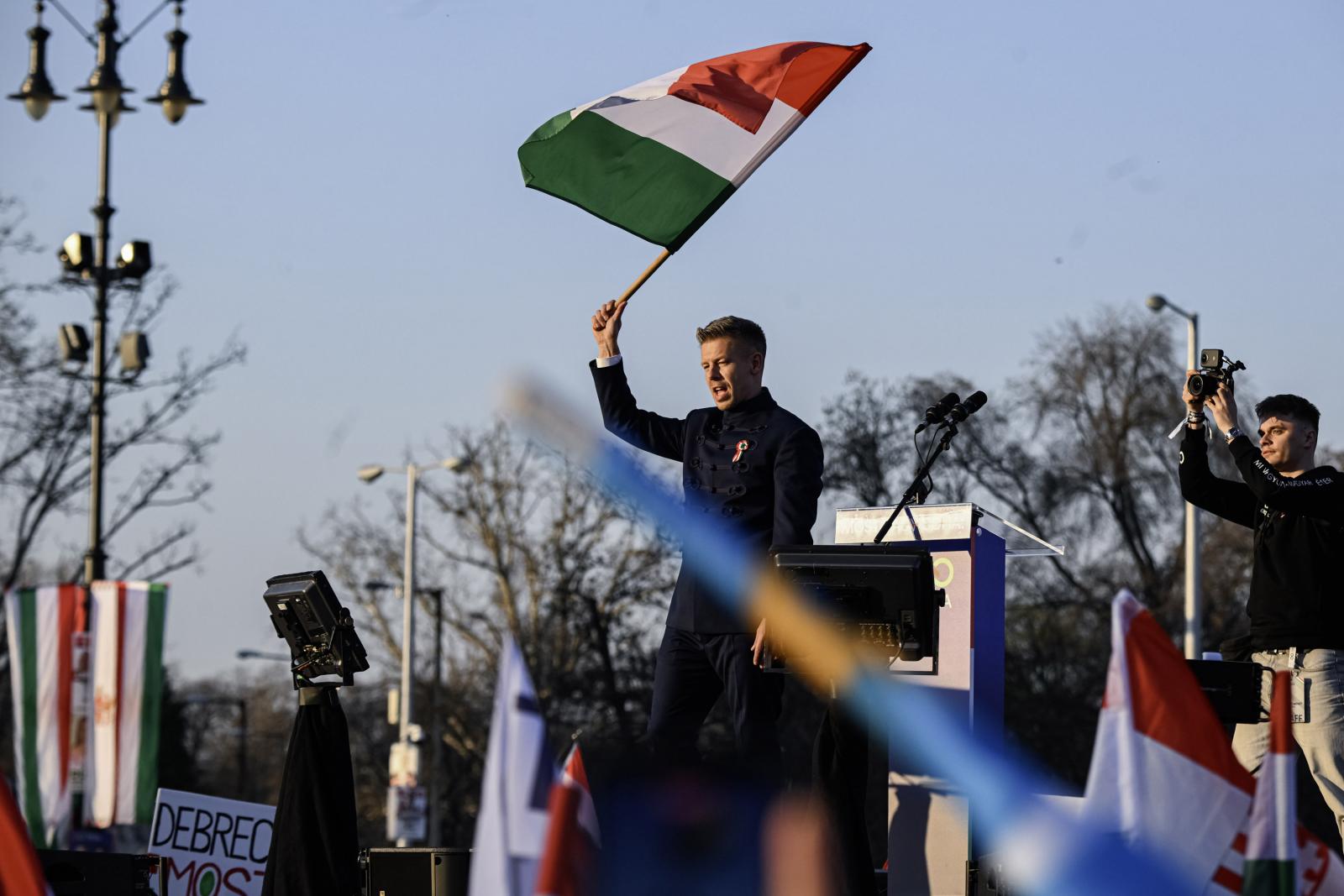 Magyar Péter meglátta a lehetőséget az orbáni vádakban, még a miniszterelnöki esküjét is előrehozta, hogy ő egyesíthesse a nemzetet