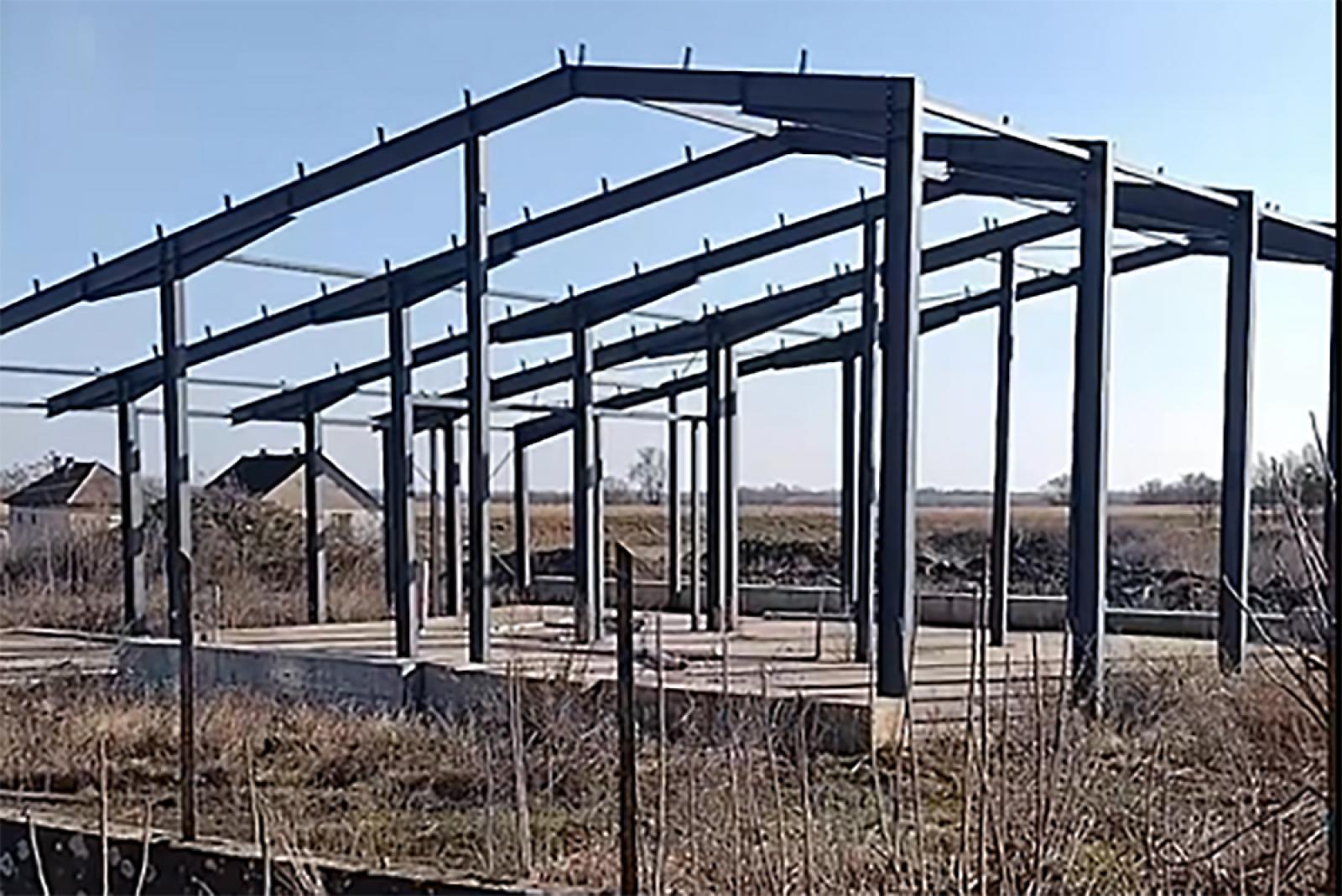 Hadházy Ákos talált egy taktaharkányi hűtőházat, amelyre 180 millió forintot adott az EU, de a vázán kívül mást nem állítottak fel belőle