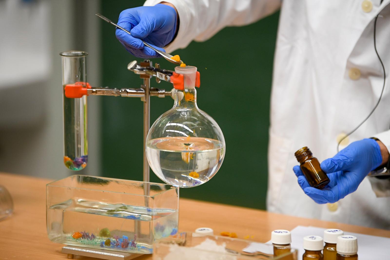 Egyre kevesebb a kémia-, biológia-, fizikatanár Magyarország, hét év alatt összesen 21 százalékkal csökkent a számuk