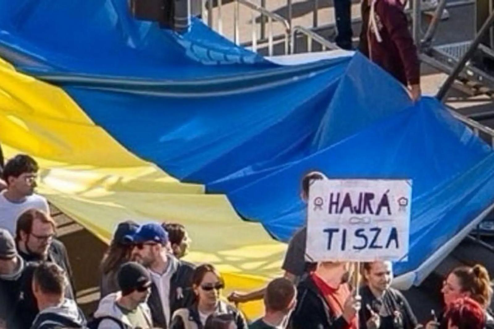 Minden jel szerint szervezett provokáció volt a Tisza Párt tüntetésén megjelenő hatalmas ukrán zászló