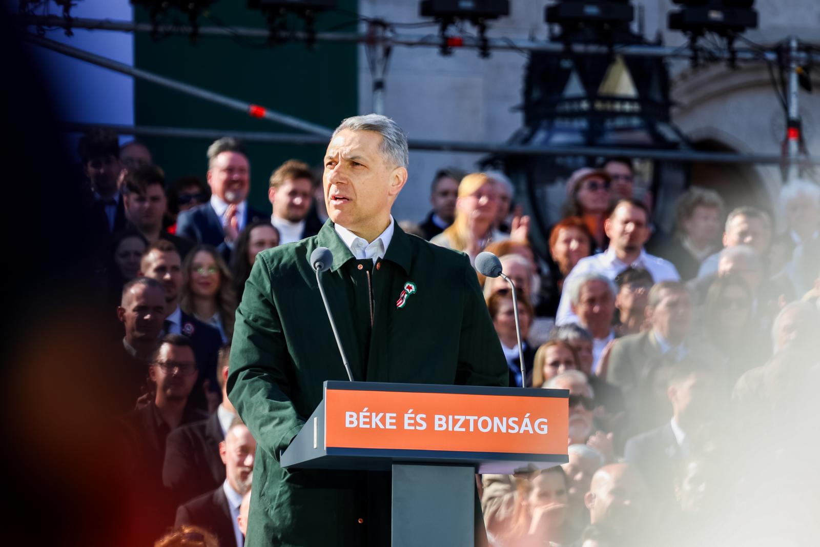 „Megtámadták a tiszások Lázár Jánost” – üzente híveinek a Fidesz, miután nevető emojik jelentek meg a miniszter Facebook-posztja alatt