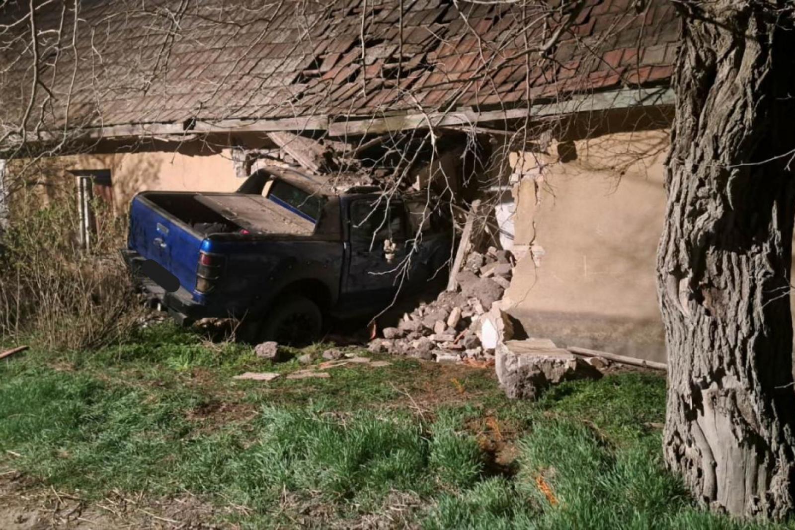 Családi ház falán tört át egy terepjáró Bugyin