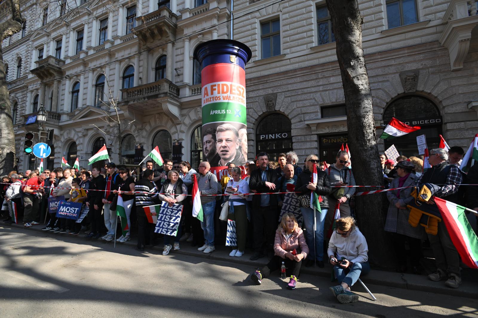 Fidelitasos kötődésű személyek feszítették ki az ukrán zászlót a Tisza Párt Nemzeti Menetén