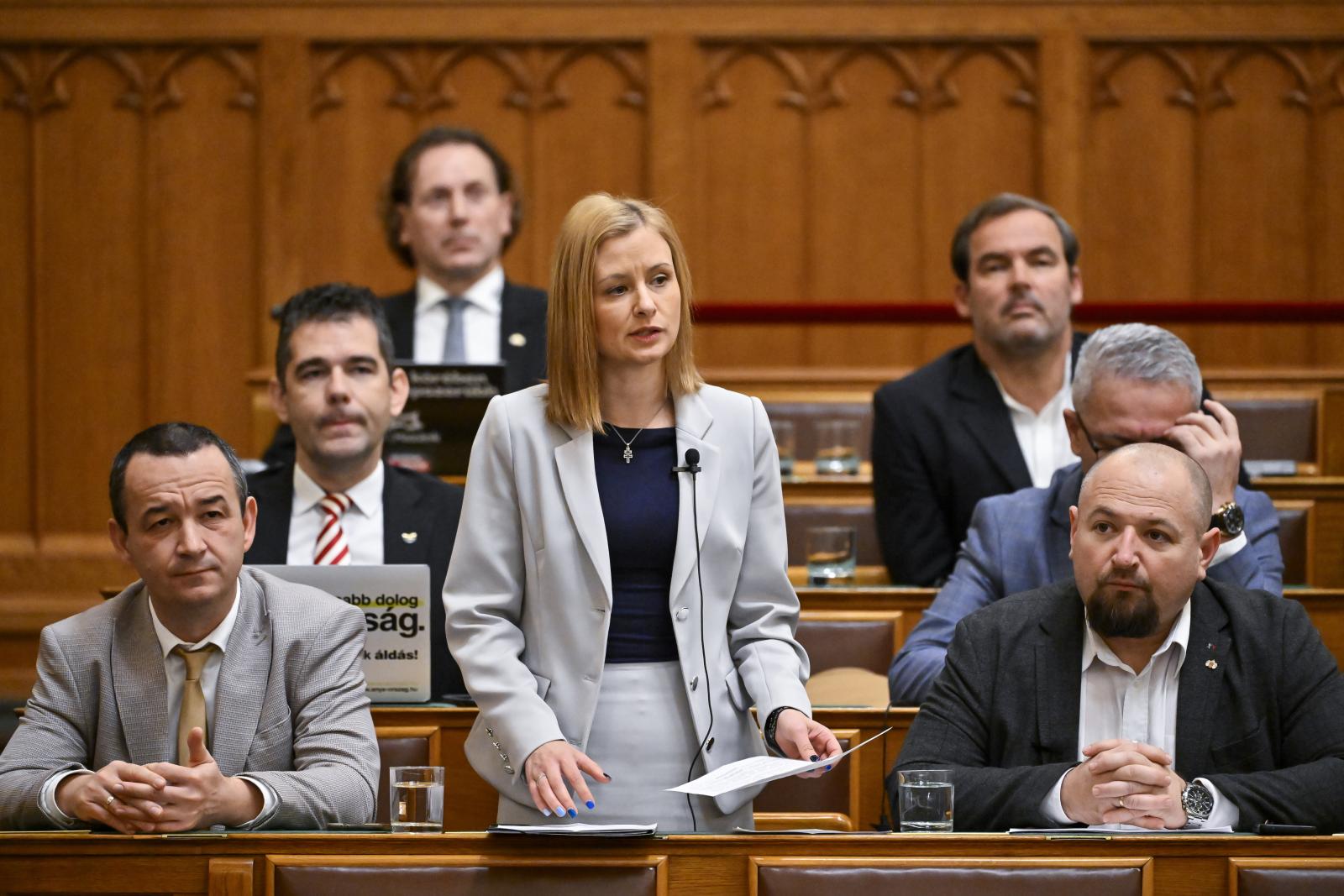 Dúró Dóra: Lemondtam mentelmi jogomról, kihallgatott a rendőrség