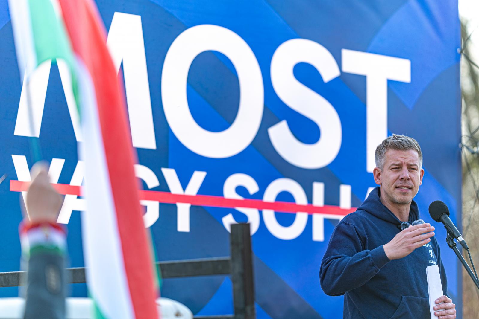 Magyar Péter a kifeszített ukrán zászlóról: Mondtuk, hogy lesznek hamis zászlós műveletek, nem erre gondoltunk