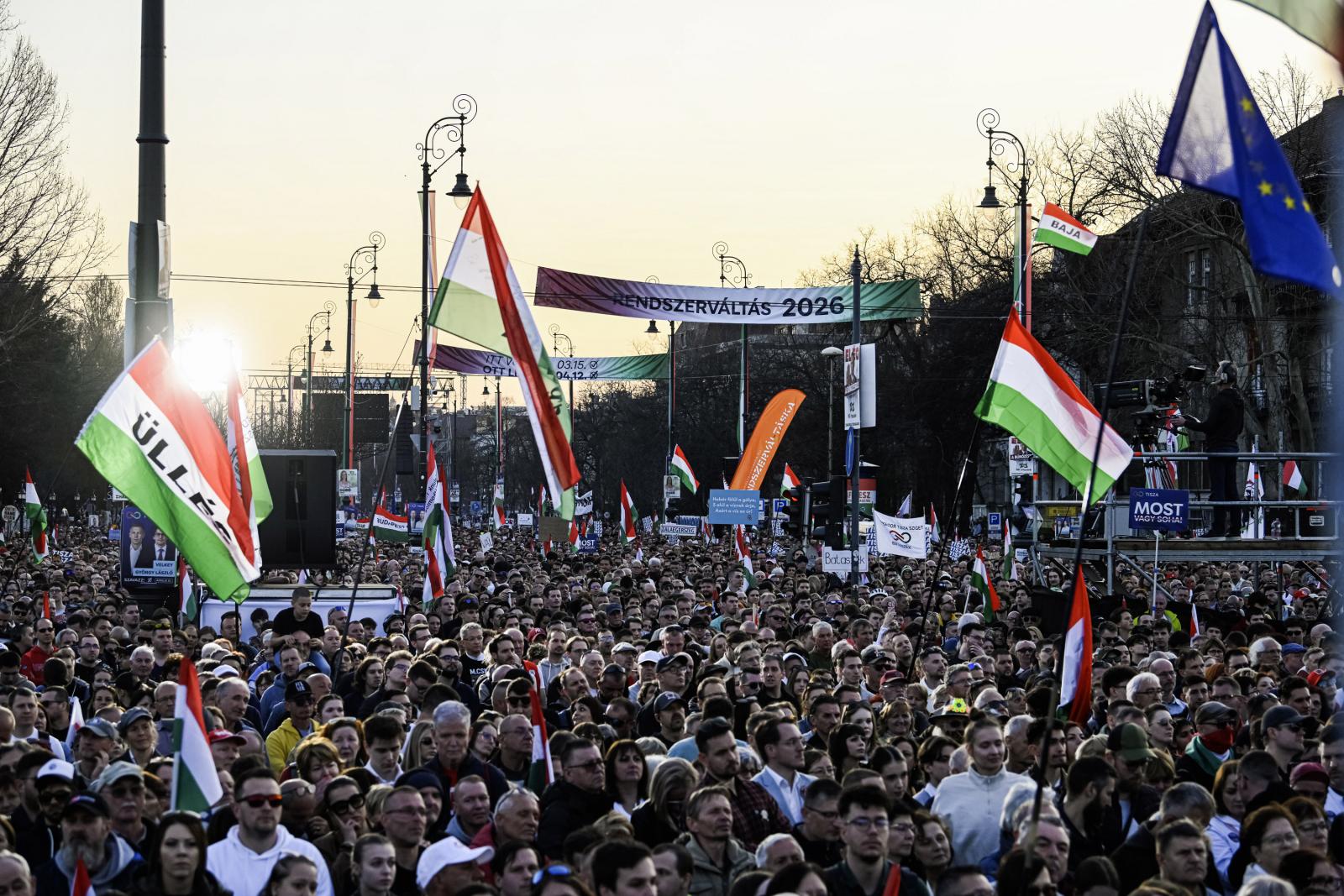 Egy közgazdász szerint a Tisza Párt rendezvényén háromszor annyian voltak, mint a Békemeneten