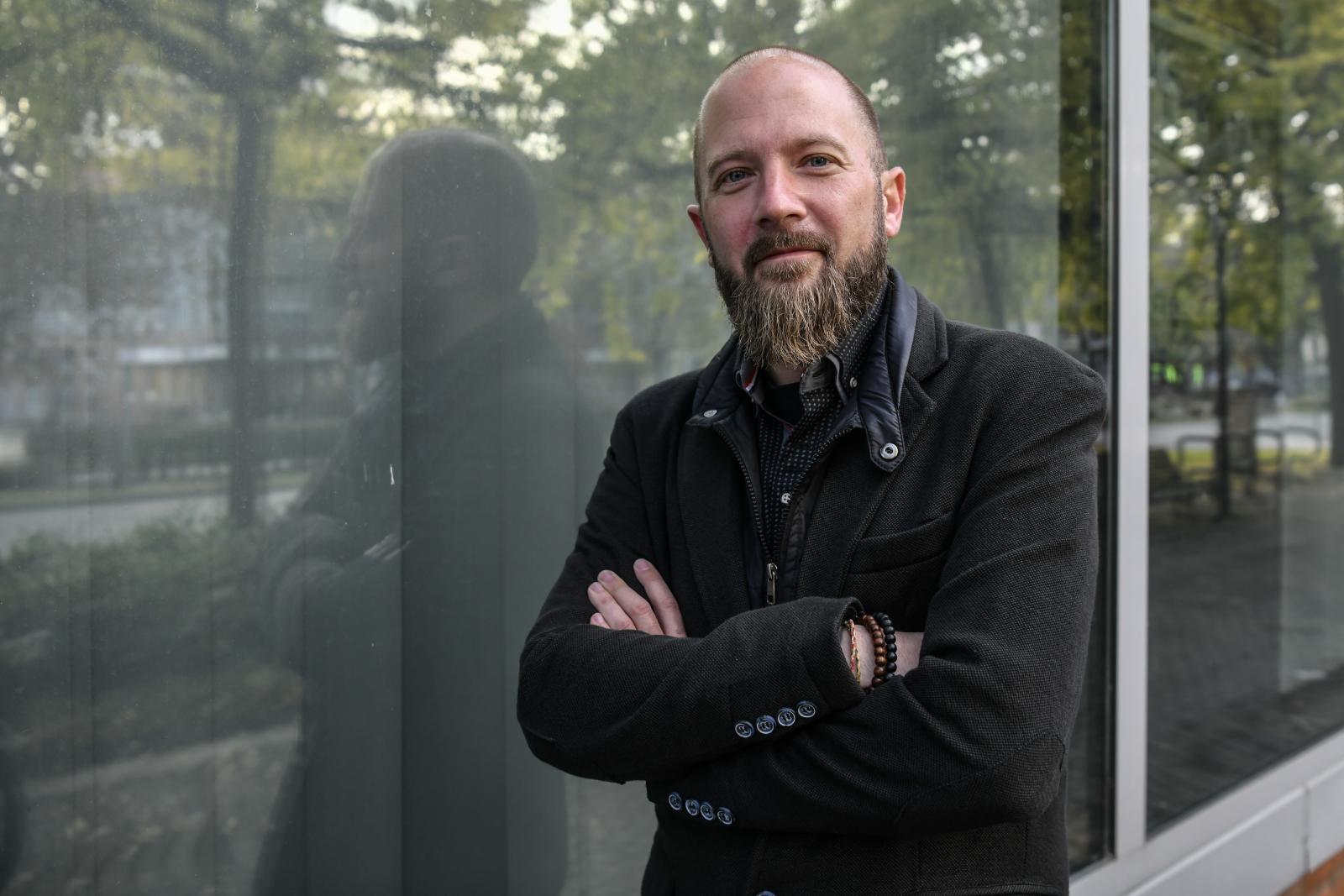 Pócs Jánossal egy színpadon állva parodizálta ki Orbán Viktort a jobbikos polgármester