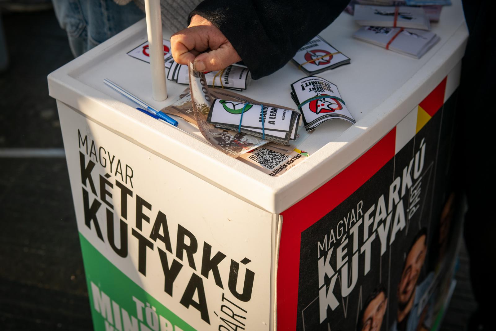 Rengeteg pénzt bukhat a Magyar Kétfarkú Kutya Párt, amiért megtámadták jelöltjeik nyilvántartásba vételét