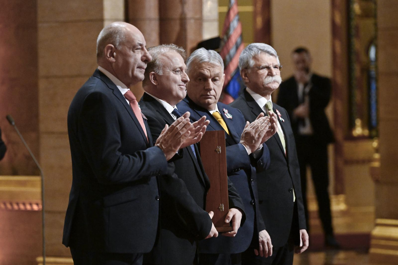 Megszólalt Lackfi János, szerinte az édesanyja éppen nem volt bent azon a bizottsági ülésen, amelyen döntés született az ő Kossuth-díjáról