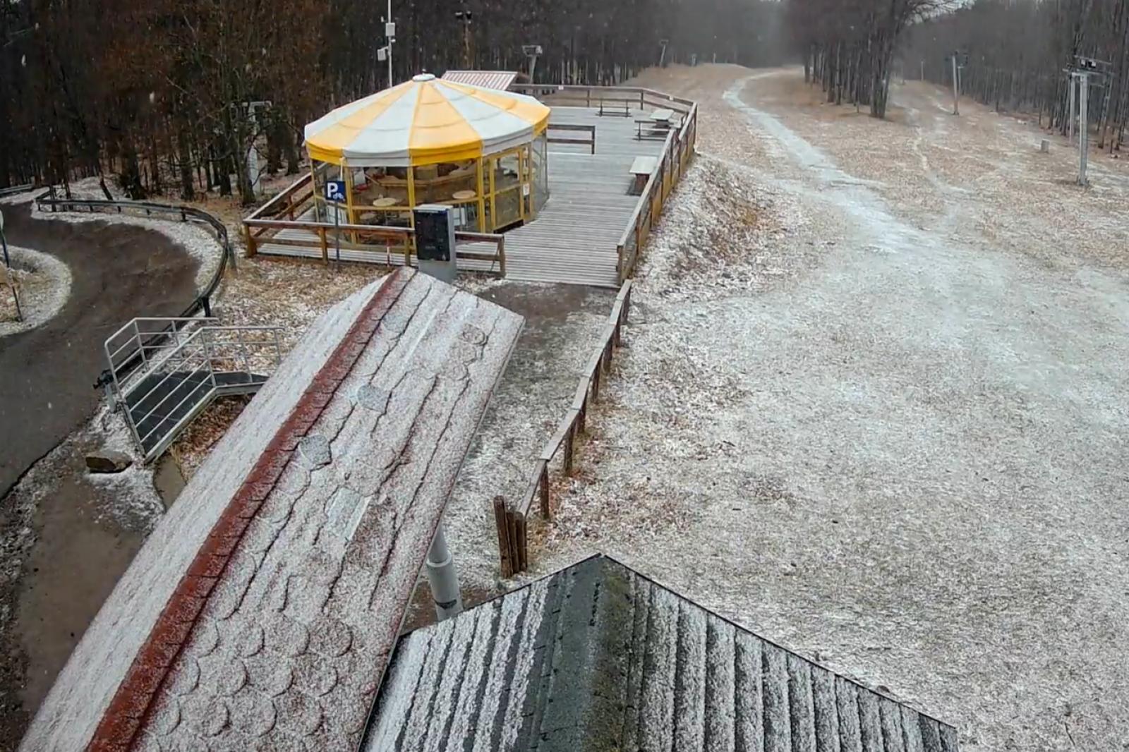 Fehérbe öltözött a Kékes, havazott és jégdara is hullott a Mátrában