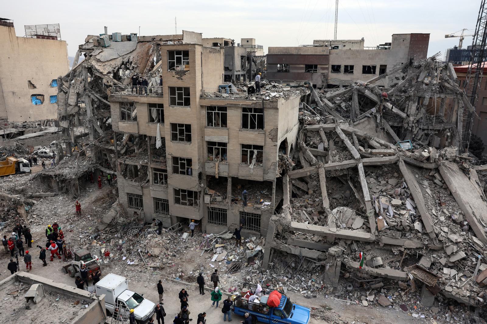 Az USA óriásbombákkal támadta a Hormuzi-szorost, Teherán megtorlást ígér az iráni vezető halála miatt