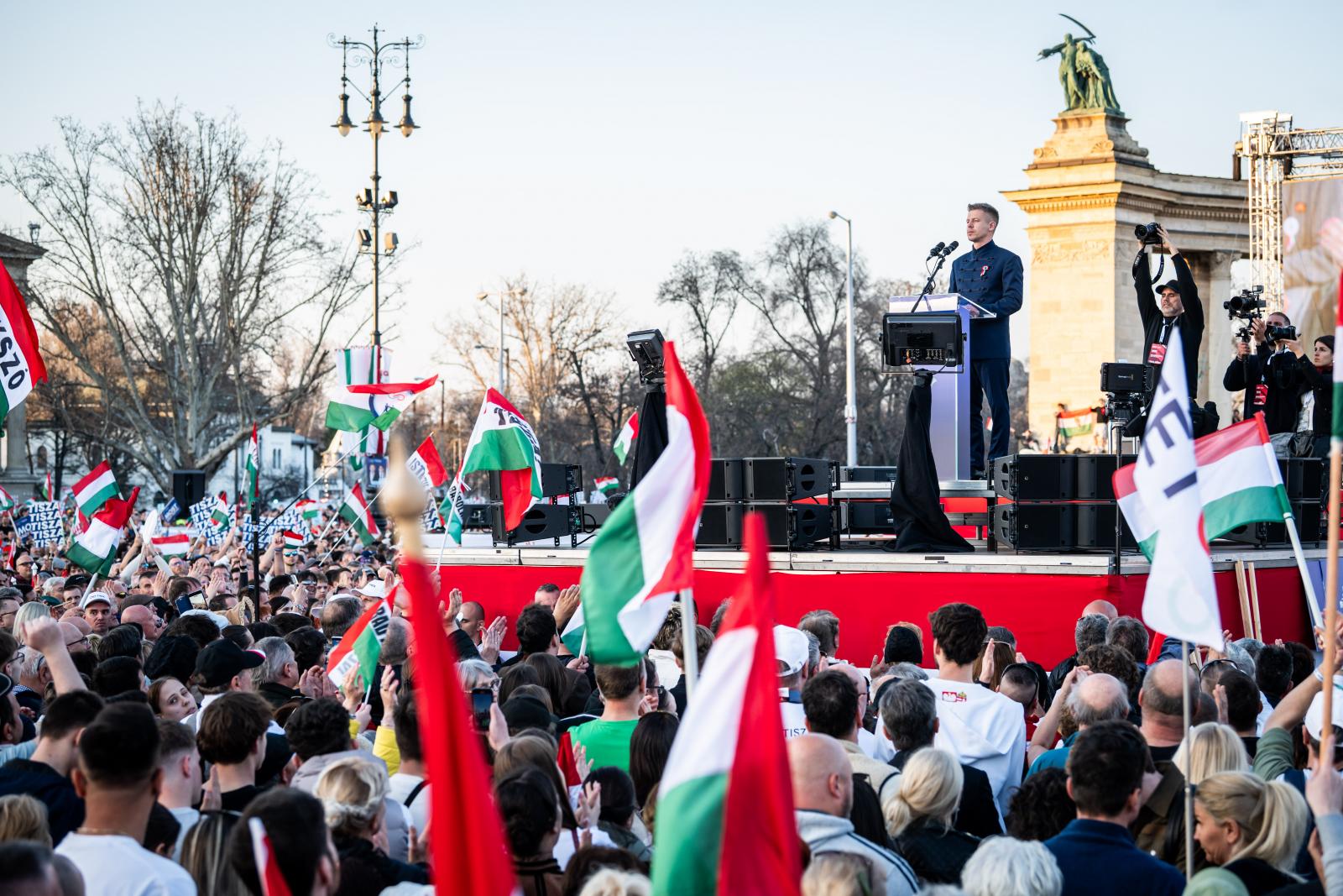 Szociológusok megszámolták, a Békemeneten 58 ezren hallgatták Orbán Viktort, a Nemzeti Meneten 162 ezren Magyar Pétert