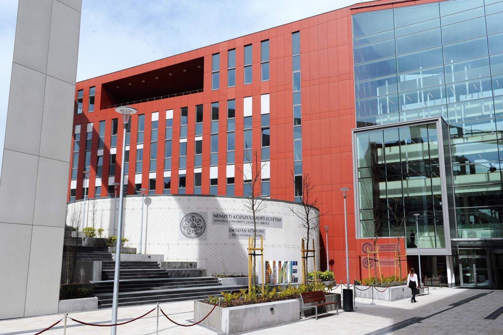 Meghalt egy 21 éves honvédtisztjelölt az NKE campusán, egy épület tetejéről zuhant le