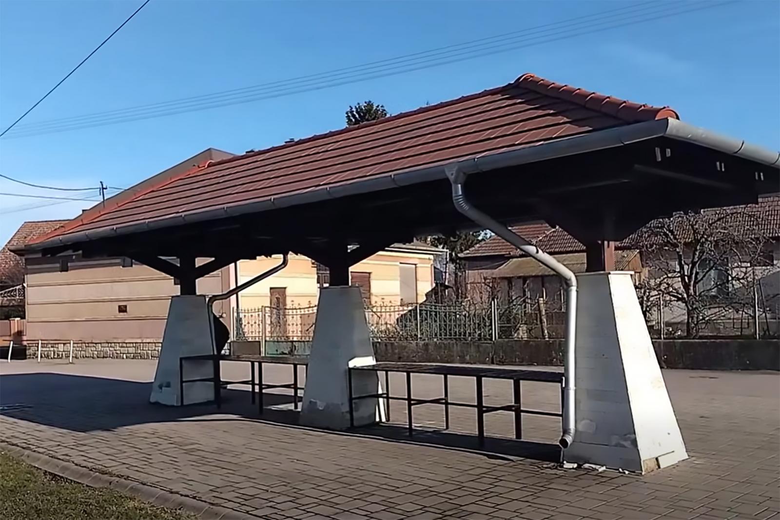 37 millió forintból épült egy taktaharkányi piac, három oszlopból és két padból áll