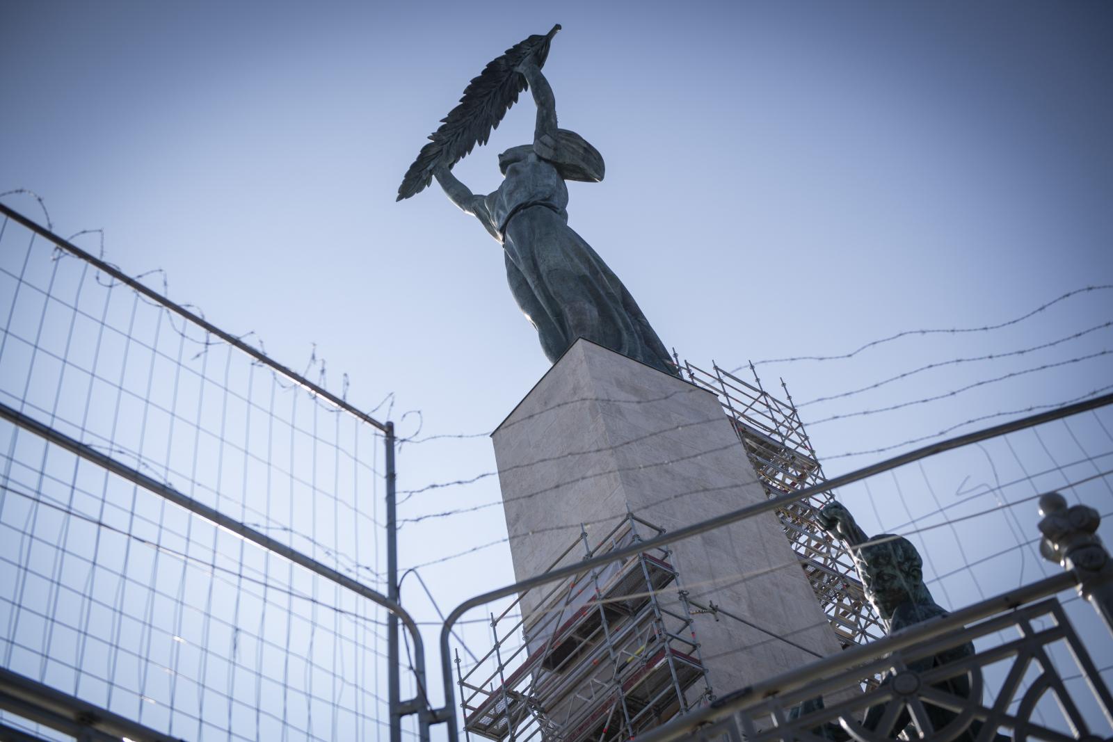 Választási kampány van, csak a zászlókarbantartás havi 20 millióba kerül, szóval Orbán Viktor beszédével újra megnyitják a Citadellát