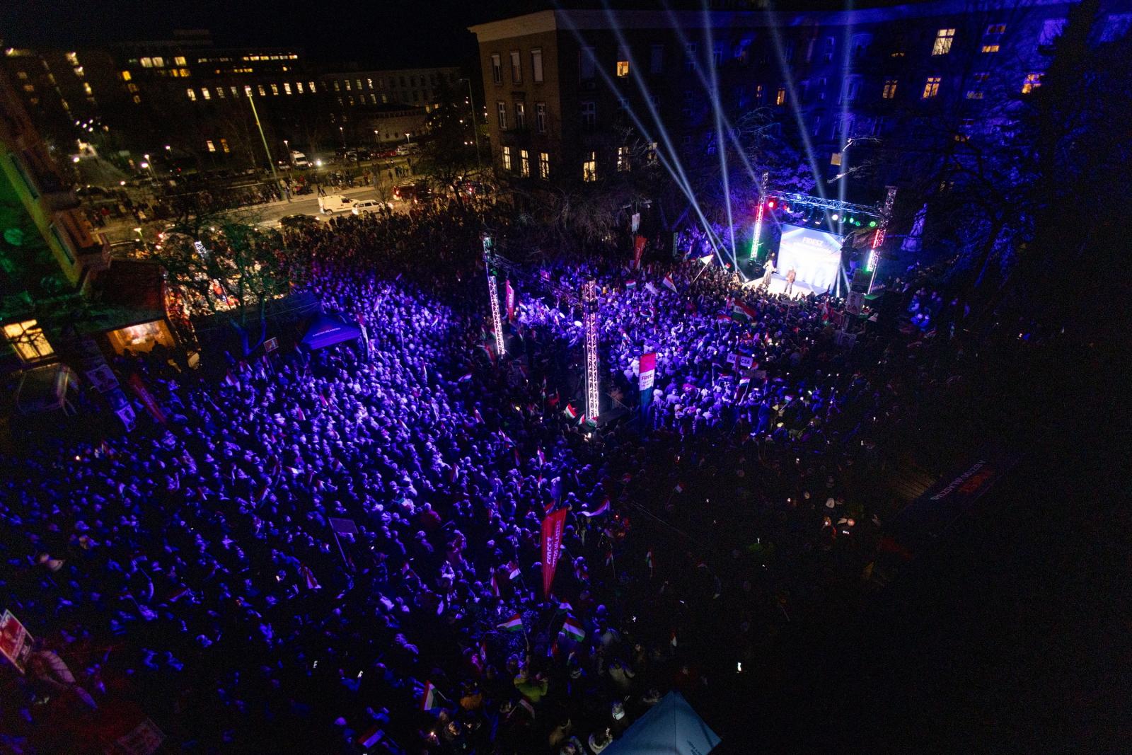 Zúgott egy kis „Mocskos Fidesz!” Orbán Viktor dunaújvárosi fellépése előtt