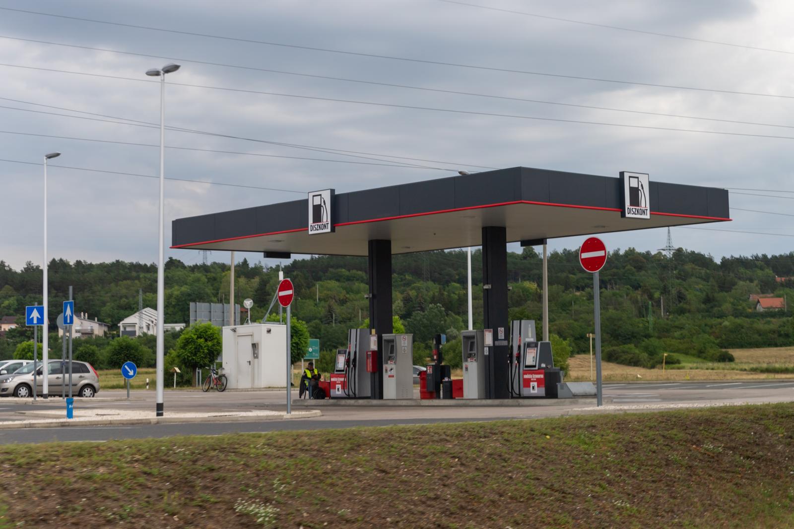 Magyarország elkezdte felélni a stratégiai benzin- és gázolajkészleteit, akár már a parlamenti választás után nem sokkal elfogyhat az üzemanyag